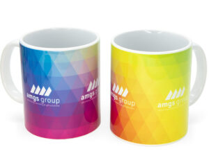 Ceramiczny kubek promocyjny o pojemności 330 ml z możliwością nadruku sublimacyjnego. Dostępne w AMGS Group.