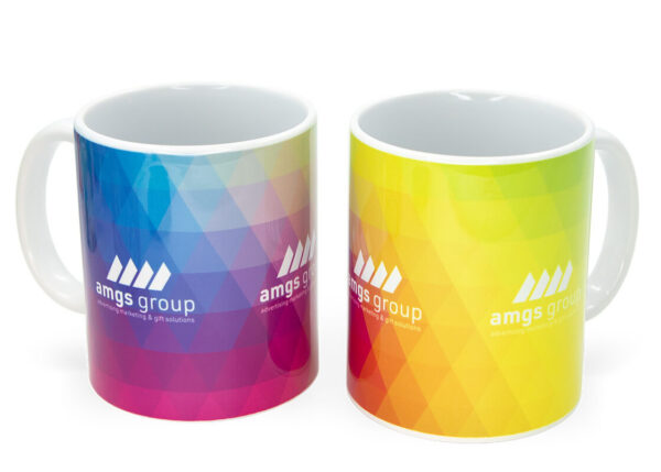 Ceramiczny kubek promocyjny o pojemności 330 ml z możliwością nadruku sublimacyjnego. Dostępne w AMGS Group.