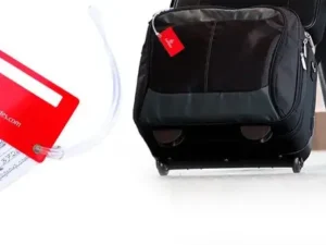 Personalizowana zawieszka do bagażu PVC z nadrukiem firmowym od AMGS Group.