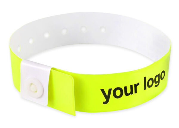 Neonowa żółta opaska winylowa z czarnym nadrukiem "your logo". Przykład personalizacji opasek wejściowych na konferencje i eventy. Producent AMGS Group.