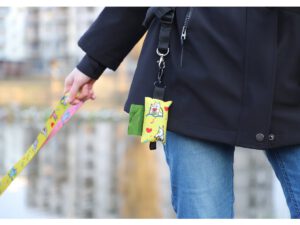 Etui na woreczki dla psa z nadrukiem sublimacyjnym i metalowym karabińczykiem od AMGS Group.