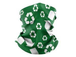 Zielono-biały komin wielofunkcyjny rPET z nadrukiem symboli recyklingu.