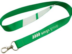 Zielona smycz poliestrowa nadrukowana w technologii sublimacji, zakończona metalowym karabińczykiem. Od AMGS Group