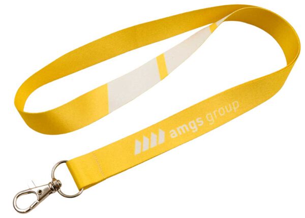 Smycz sublimacyjna z nadrukiem, zakończona metalowym karabińczykiem. Możliwość personalizacji. Od AMGS Group