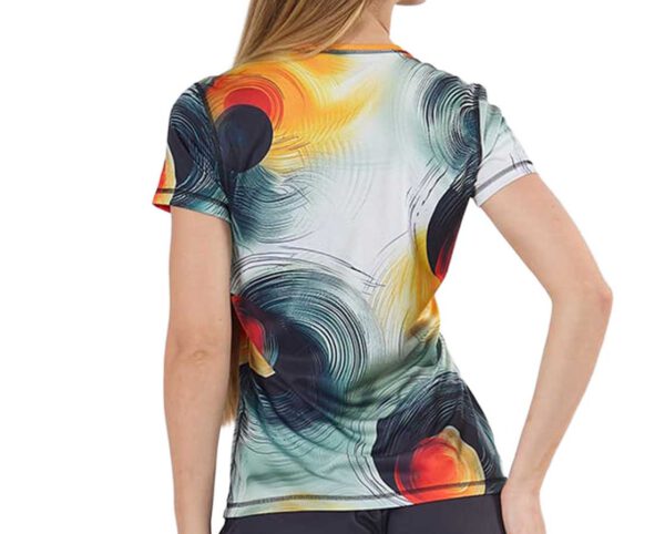 Tył personalizowanego T-shirtu damskiego Termoactive Teardrop z abstrakcyjnym nadrukie. Termoaktywny materiał i dopasowany krój. Zamów własną wersję w AMGS Group i wyraź swój styl!