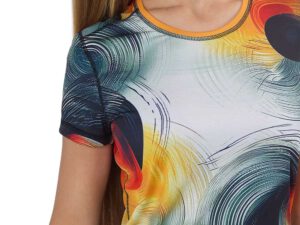 Zbliżenie na personalizowany T-shirt damski Termoactive Teardrop z intensywnym, abstrakcyjnym nadrukiem w odcieniach pomarańczu, czerwieni, czerni i zieleni. Zaprojektuj własną wersję z AMGS Group i wyróżnij się na treningu!