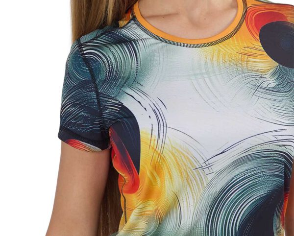 Zbliżenie na personalizowany T-shirt damski Termoactive Teardrop z intensywnym, abstrakcyjnym nadrukiem w odcieniach pomarańczu, czerwieni, czerni i zieleni. Zaprojektuj własną wersję z AMGS Group i wyróżnij się na treningu!