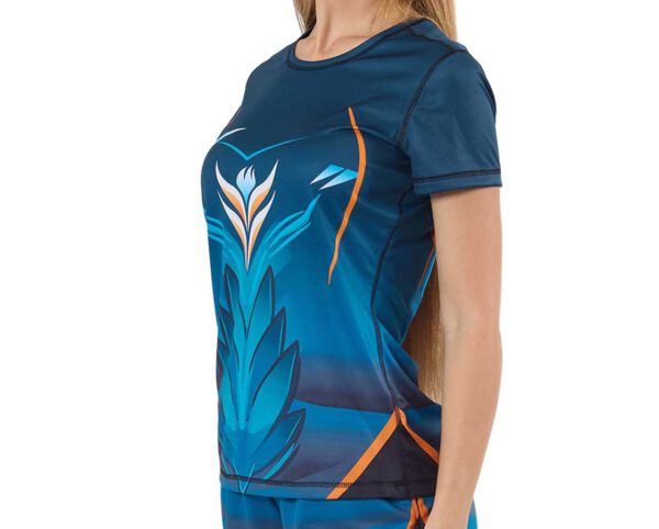 T-shirt damski sportowy Sport Elastic w odcieniu granatu. Nowoczesny krój, elastyczny materiał i precyzyjne szwy zapewniają wygodę i styl podczas treningu. Zobacz więcej w AMGS Group!