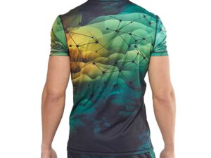 Tył t-shirtu męskiego sportowego z kolorowym nadrukiem sublimacyjnym – wyraźny motyw graficzny z połączeniami punktowymi w odcieniach zieleni, granatu i żółci. Koszulka wykonana z elastycznego, oddychającego materiału. Idealna na aktywności fizyczne i casualowy styl. Dostępna w AMGS Group.