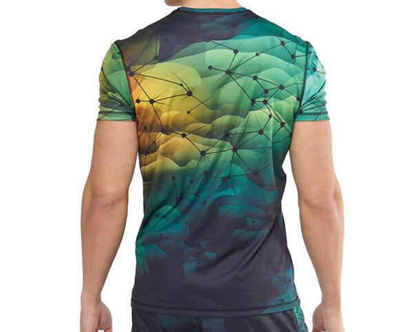 Tył t-shirtu męskiego sportowego z kolorowym nadrukiem sublimacyjnym – wyraźny motyw graficzny z połączeniami punktowymi w odcieniach zieleni, granatu i żółci. Koszulka wykonana z elastycznego, oddychającego materiału. Idealna na aktywności fizyczne i casualowy styl. Dostępna w AMGS Group.