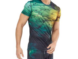 T-shirt męski sportowy prezentowany na modelu – lekko dopasowany krój, elastyczny materiał i wyrazisty nadruk sublimacyjny w odcieniach zieleni, żółci i granatu z geometrycznym wzorem. Idealny na siłownię, trening i aktywny styl życia. Dostępny w AMGS Group.