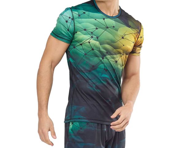 T-shirt męski sportowy prezentowany na modelu – lekko dopasowany krój, elastyczny materiał i wyrazisty nadruk sublimacyjny w odcieniach zieleni, żółci i granatu z geometrycznym wzorem. Idealny na siłownię, trening i aktywny styl życia. Dostępny w AMGS Group.