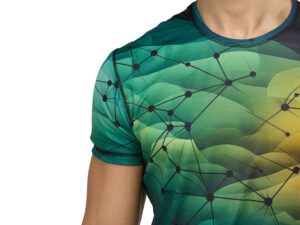 Zbliżenie na t-shirt męski sportowy z dynamicznym nadrukiem sublimacyjnym – wielokolorowy gradient w odcieniach zieleni, żółci i granatu z graficznym wzorem siatki połączeń. Oddychający materiał i estetyczne wykończenia gwarantują komfort i nowoczesny wygląd. Dostępny w AMGS Group.