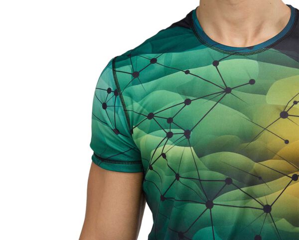 Zbliżenie na t-shirt męski sportowy z dynamicznym nadrukiem sublimacyjnym – wielokolorowy gradient w odcieniach zieleni, żółci i granatu z graficznym wzorem siatki połączeń. Oddychający materiał i estetyczne wykończenia gwarantują komfort i nowoczesny wygląd. Dostępny w AMGS Group.