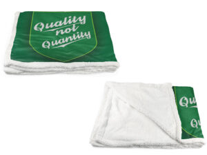 Zielony koc sherpa z logo „Quality not Quantity” wykonanym metodą sublimacji, prezentujący promocję marki. AMGS Group.
