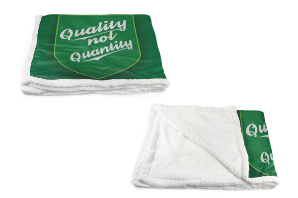 Zielony koc sherpa z logo „Quality not Quantity” wykonanym metodą sublimacji, prezentujący promocję marki. AMGS Group.