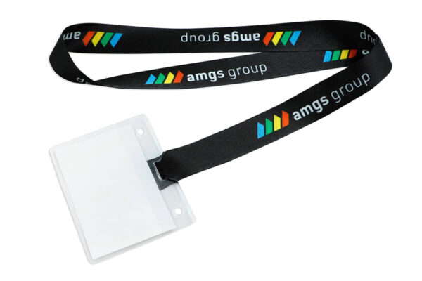 Personalizowana czarna smycz r-PET z powtarzalnym logo, ułożona tak, aby pokazać przyczepione etui.