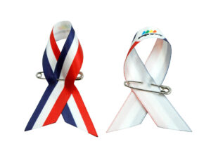 Komplet satynowych wstążek pins w wersji biało-czerwonej i tricolor z logo, jednostronny nadruk, producent AMGS Group.