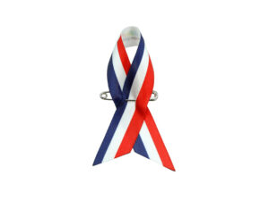 Satynowa wstążka pin w kolorach tricolor (czerwony, biały, granatowy), jednostronny nadruk, producent AMGS Group.