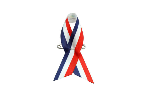 Satynowa wstążka pin w kolorach tricolor (czerwony, biały, granatowy), jednostronny nadruk, producent AMGS Group.