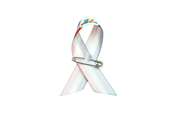 Satynowa wstążka pin biało-czerwona z nadrukiem logo, jednostronny druk, producent AMGS Group.