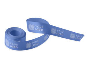 Dwustronna Wstążka z Nadrukiem. Niebieska tasiemka firmowa z białym logo "Your Logo". Satyna dwustronna (double faced), kolorowa wewnątrz i na zewnątrz. Producent AMGS Group.
